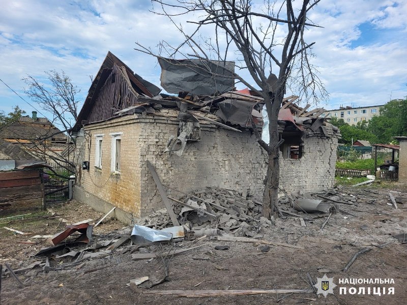 Ворожа авіація вдарила по великому селищу на Харківщині (фото)