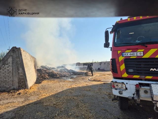 Ворог завдав удару по підприємству на Харківщині: у вогні опинилися тварини, поранено працівників ферми (фото)