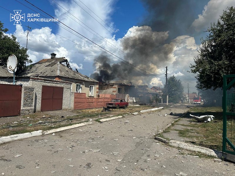 Окупанти скинули авіабомби на приватний сектор Харківщини: руйнування, пожежа, поранені, постраждала дитина (фото)