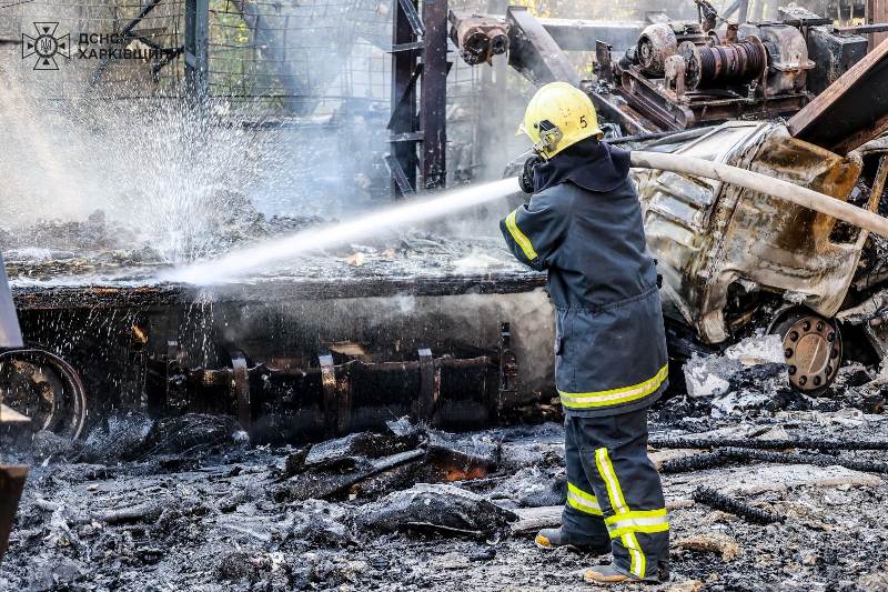 Дим від згарища бачив увесь Харків: рятувальники ліквідували масштабну пожежу (фото)